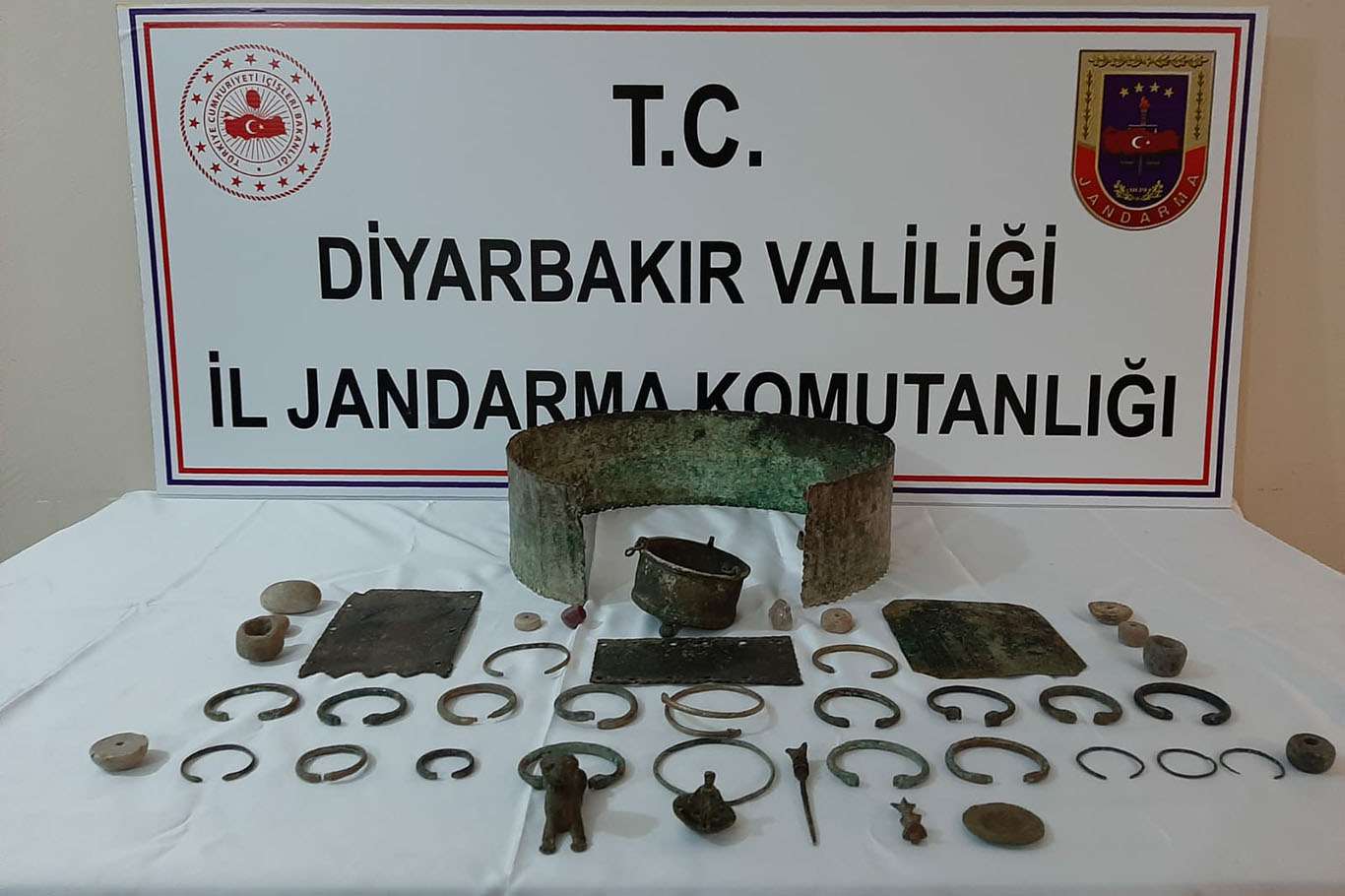 Diyarbakır'da Urartu ve Roma dönemine ait 45 adet tarihi eser ele geçirildi Diyarbakır'da Urartu ve Roma dönemine ait 45 adet tarihi eser ele geçirildi
